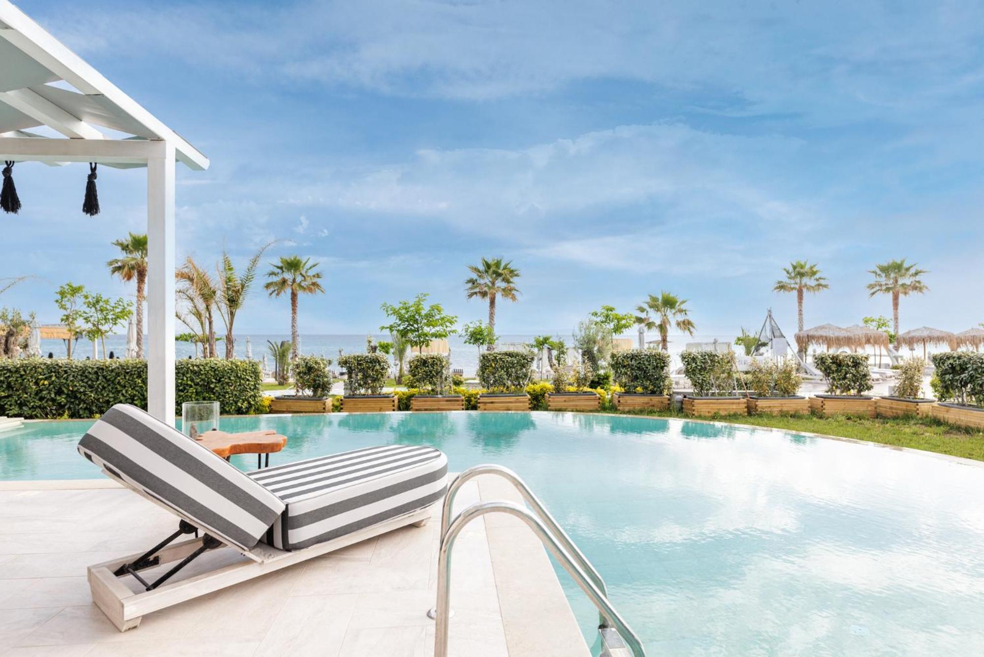 Blue Carpet Luxury Suites 페프코초리 외부 사진